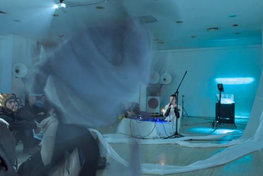 chrysalis, 2026, T. Kocmur in E, Mulej Vrabič, performativna postavitev, Cirkulacija 2, (foto: Gregor Podržaj)