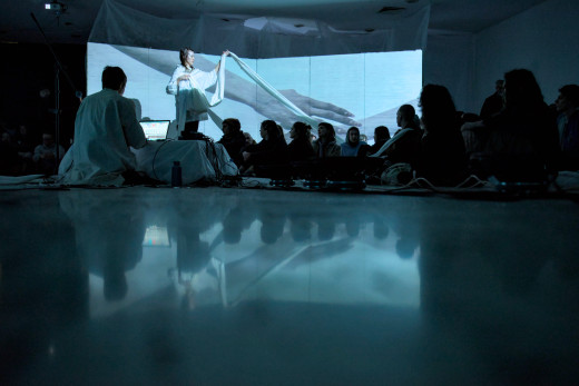 chrysalis, 2026, T. Kocmur in E, Mulej Vrabič, performativna postavitev, Cirkulacija 2, (foto: Gregor Podržaj)